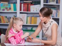 Child psychologist with a little girl